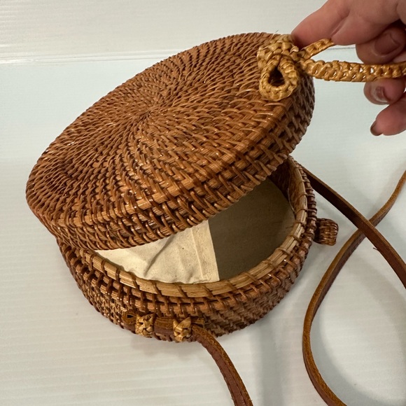 Round Rattan Handbag - Exquisite Crossbody for Women - Picture 4 of 8